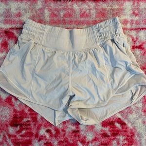 lululemon white 2.5  hotty hot shorts